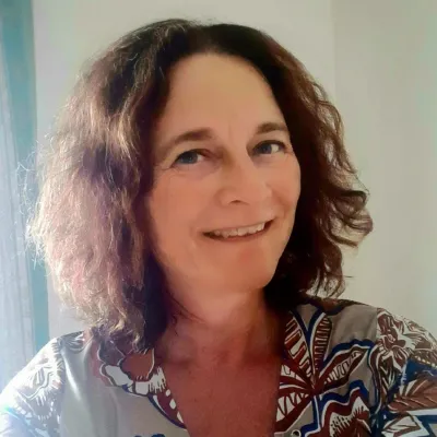 Porträt von Pfarrerin Steffie Langenau