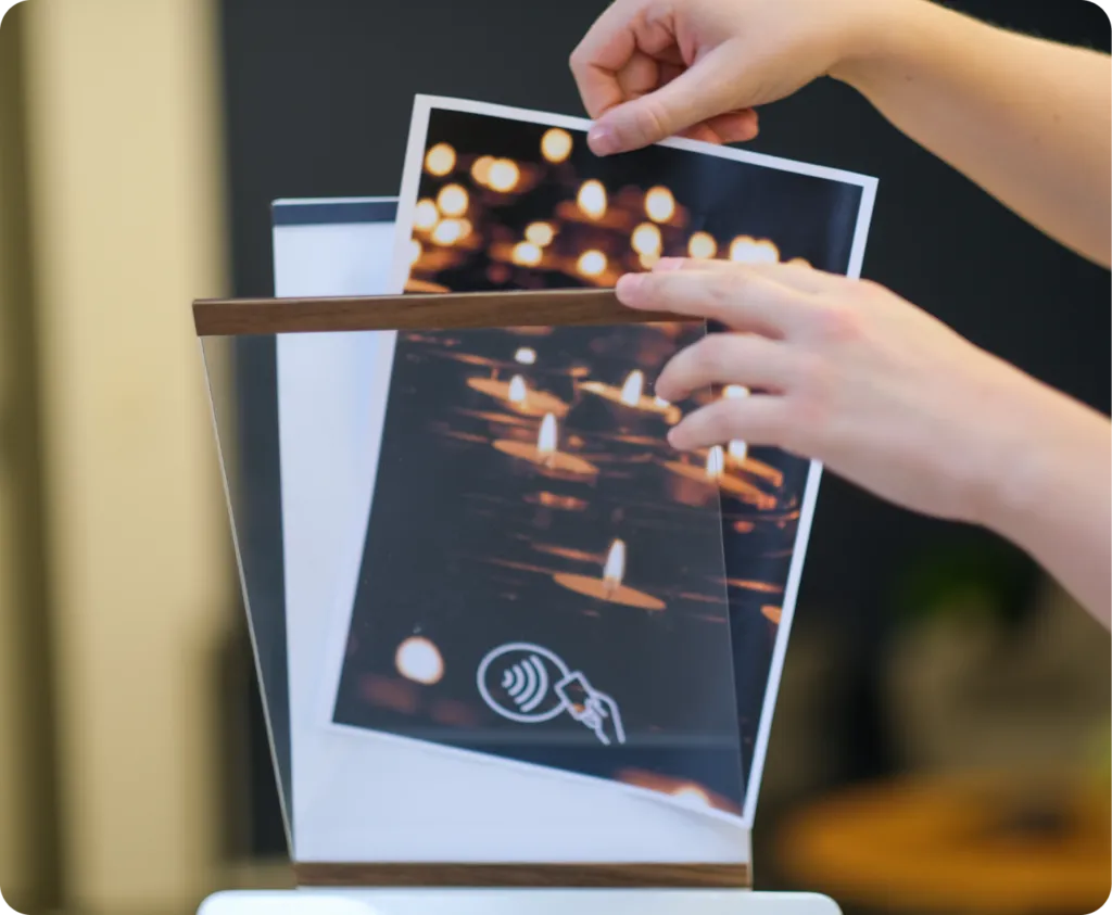 Am ChurchDesk Terminal wird das A4-Poster ausgetauscht, um ein anderes Spendenprojekt anzuzeigen