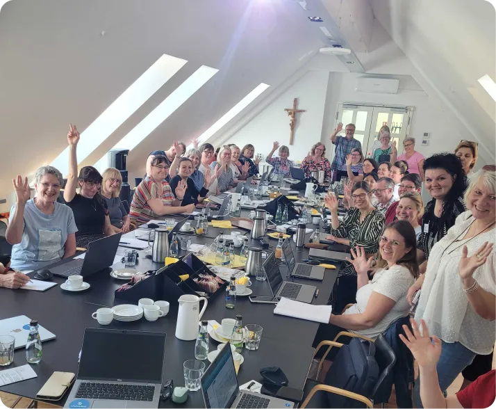 Illustration eines Vor-Ort-Trainings mit ChurchDesk